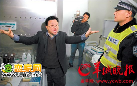該名男子在醫(yī)院內(nèi)吵鬧， 不肯血檢 