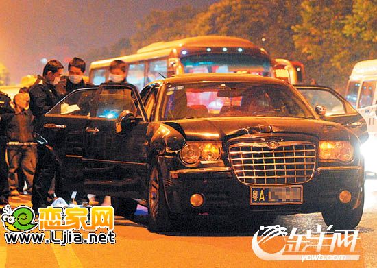 ■兩男子在逃跑過程中連撞幾車，最后下車逃跑