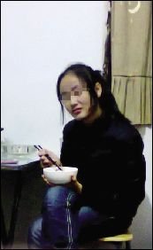 事發(fā)前半個月，陳女士在家用手機拍下的女兒吃飯瞬間 