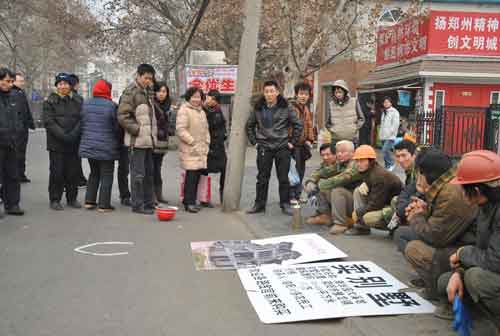 街頭擺地攤賤賣別墅路人紛紛圍觀
