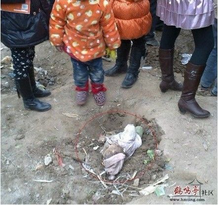 圖為江蘇響水縣裕廊大橋下挖出來的孩童尸體。