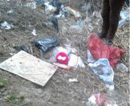 圖為江蘇響水縣裕廊大橋下挖出來的孩童尸體。