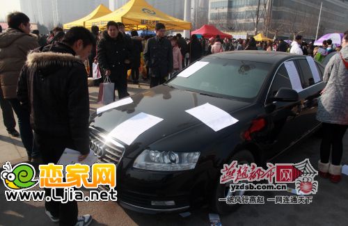 沒有位置的單位把招聘廣告貼在路邊汽車上 