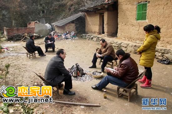 2月2日，在湖北省十堰市鄖縣柳陂鎮(zhèn)，公安人員在犯罪嫌疑人周某家調(diào)查案件發(fā)生過程。