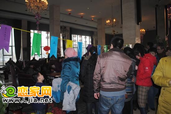 業(yè)主們?cè)谯x躍猜燈謎