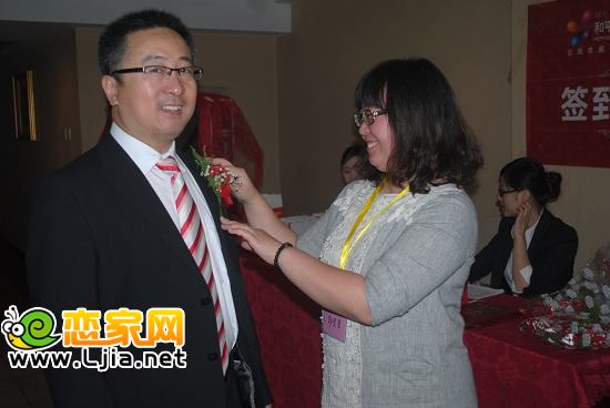 和平廣場工作人員為領導別上禮花