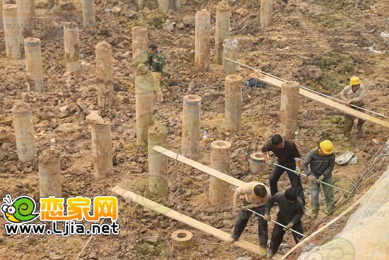 月亮灣工人們真辛苦啊