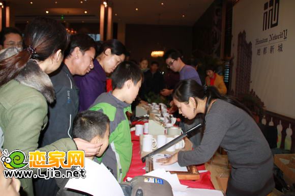 等待充斥著愛(ài)意的杯子出爐