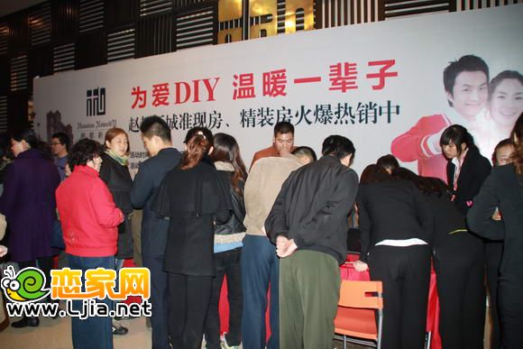 人潮涌動(dòng)，焦急的等待中