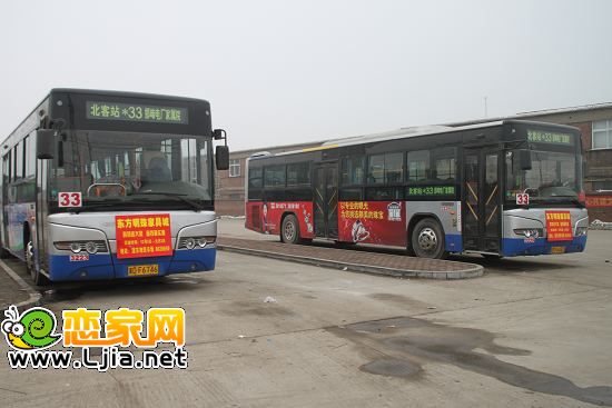 列隊等候的33路公交車