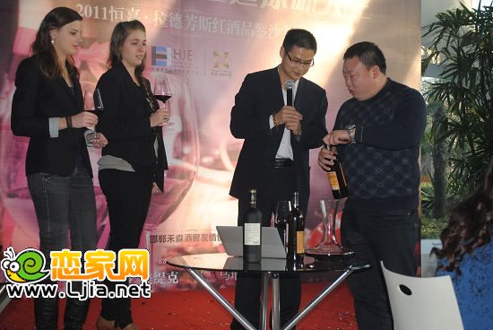 品酒師進行紅酒品鑒和講解