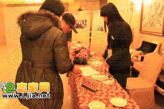 現(xiàn)場嘉賓進行簽到