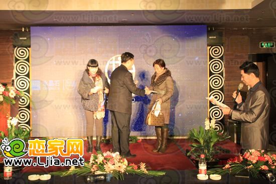 養(yǎng)生專家楊長江為嘉賓頒獎
