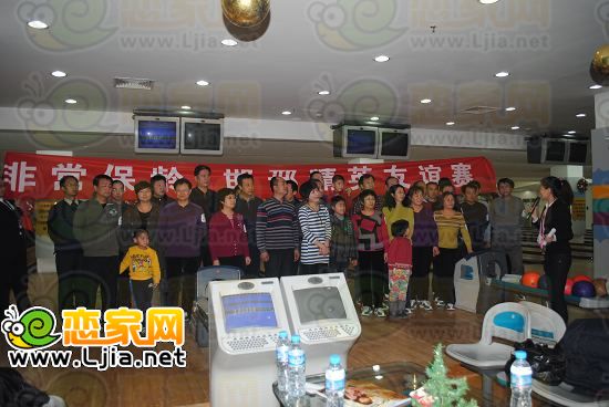 業(yè)主們進(jìn)行合影留念