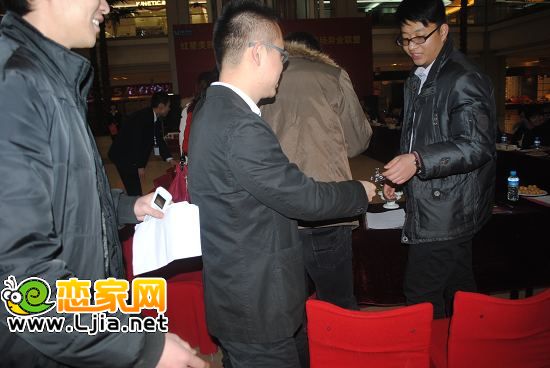 紅星美凱龍邯鄲商場總經(jīng)理林立業(yè)和到場嘉賓握手