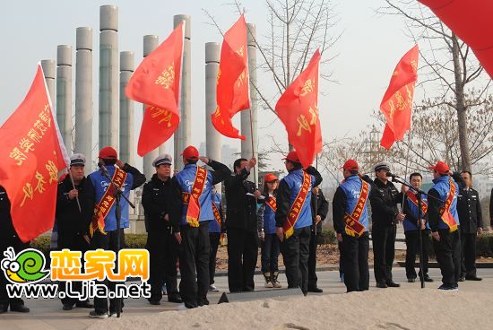 領導為學生代表授旗