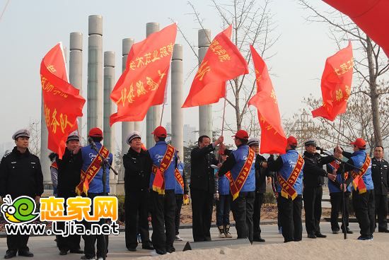 領導為學生代表授旗