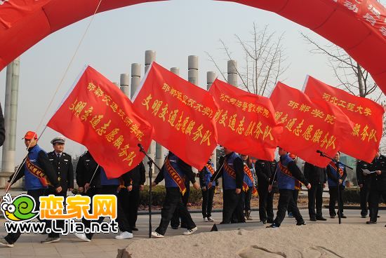 領導為學生代表授旗