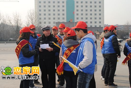 交警現(xiàn)場指導大學生志愿者