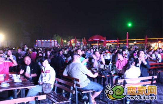 夜幕降臨，現(xiàn)場(chǎng)人山人海