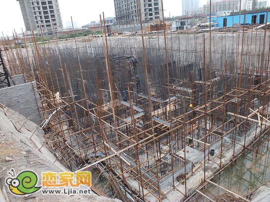 阿爾卡迪亞綁扎鋼筋施工實(shí)景