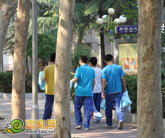領(lǐng)取高考文化衫和扇子