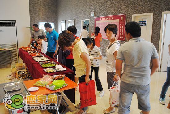各位業(yè)主享受水果大餐