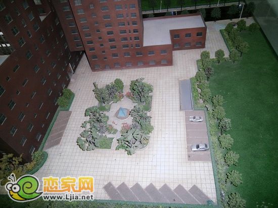 2000㎡的小廣場
