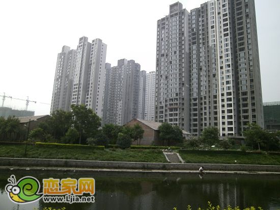 旺角花園住宅 正在安裝電梯