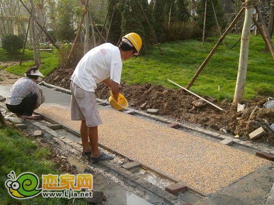 趙都新城5號地綠和園小區(qū)景觀 工人師傅正在鋪石子路