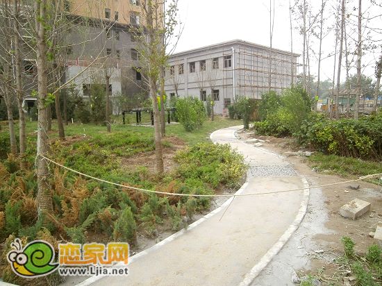 趙都新城尚和園：小區(qū)景觀正在進(jìn)行，8月底可全部完工