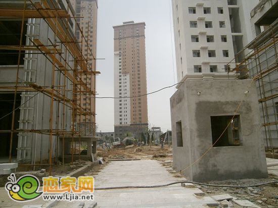 趙都新城尚和園：小區(qū)大門正在緊張施工中