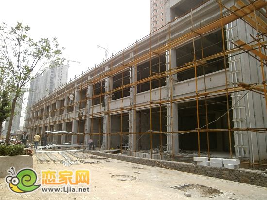 趙都新城尚和園：沿街商鋪正在施工