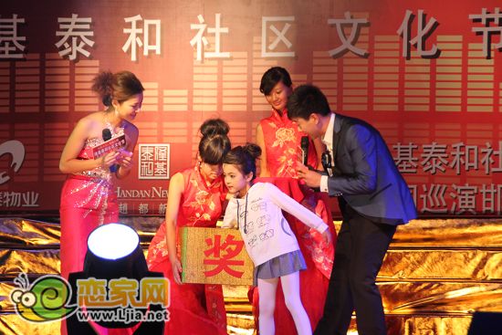 趙都新城小業(yè)主現(xiàn)場(chǎng)抽取20名紀(jì)念獎(jiǎng)