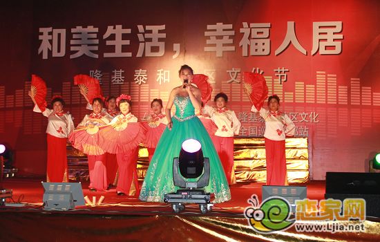 丁捷老師和趙都新城業(yè)主共同表演：紅梅贊