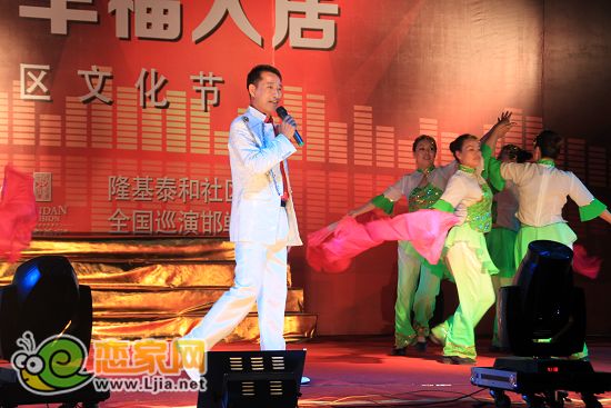 國家二級(jí)演員，著名主持人，隆基物業(yè)副總經(jīng)理張忠知先生和業(yè)主共同表演：歡聚一堂