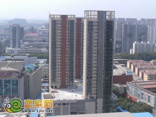 東方新天地工程進(jìn)度：正在安裝玻璃
