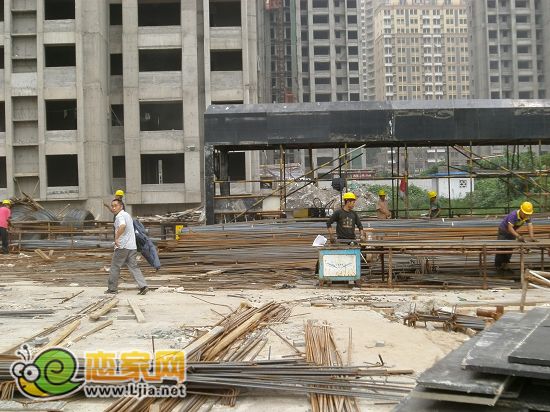 阿爾卡迪亞工地 工人正在認真的分割鋼材