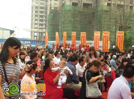 看著房子封頂，業(yè)主難掩喜悅之情
