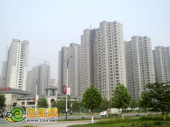 阿爾卡迪亞藍(lán)天城已封頂樓棟正在做內(nèi)部裝飾、涂抹保溫層