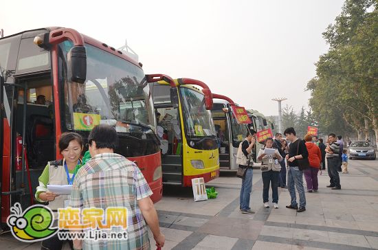 戀家網(wǎng)看房團(tuán)：四輛豪華大巴等待網(wǎng)友到來