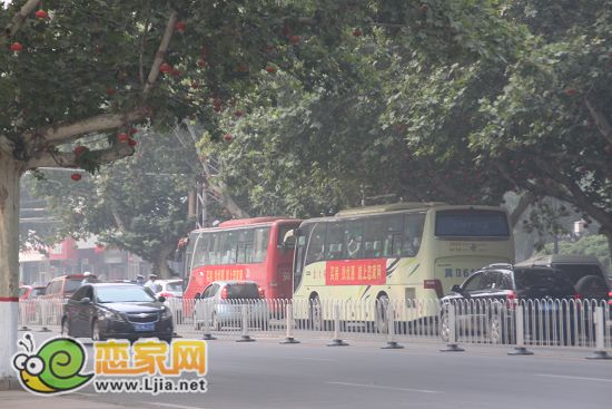 戀家網(wǎng)看房團(tuán)：看房車浩浩蕩蕩出發(fā)了