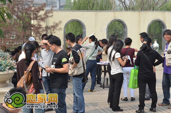 戀家網(wǎng)看房團：趙都新城意向成交客戶現(xiàn)場洽談