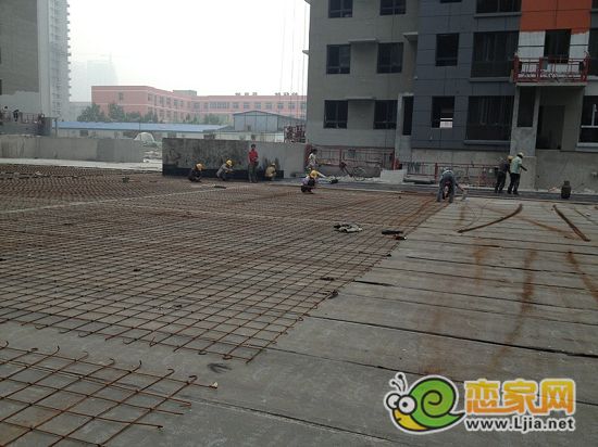 防水層上鋪設(shè)鋼筋結(jié)構(gòu)澆筑混泥土，彰顯安居?xùn)|城工程細(xì)節(jié)