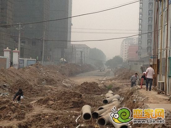 廣泰街正在進(jìn)行路基處理，將以嶄新姿態(tài)迎接?xùn)|城竣工
