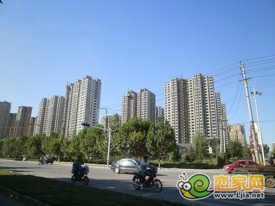 阿爾卡迪亞藍(lán)天城已封頂樓棟正在做內(nèi)部裝飾、涂抹保溫層