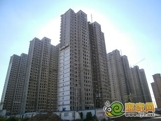 阿爾卡迪亞藍(lán)天城已封頂樓棟正在做內(nèi)部裝飾、涂抹保溫層