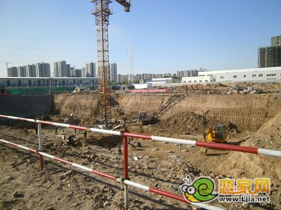 現(xiàn)代海棠灣6#—11#正在挖地基