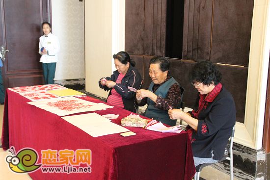 美的城國慶嘉年華：剪紙藝術(shù)家現(xiàn)場表演