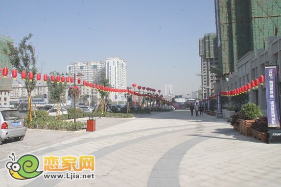 美的城售樓部外一片張燈結(jié)彩，慶賞佳節(jié)